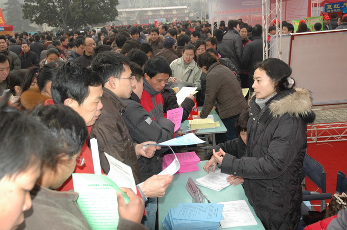 在绿城广场为农民工及广大求职者服务 - 郑州市人力资源和社会保障局