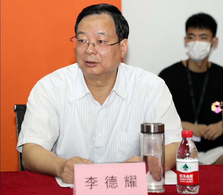 郑州市人社局党组书记局长李德耀以小微企业创业者身份赴创业孵化基地